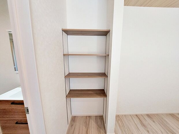 【パントリー】 可変棚付きのパントリーで、収納する物の高さや大きさに合わせて棚の位置を調整できます。
