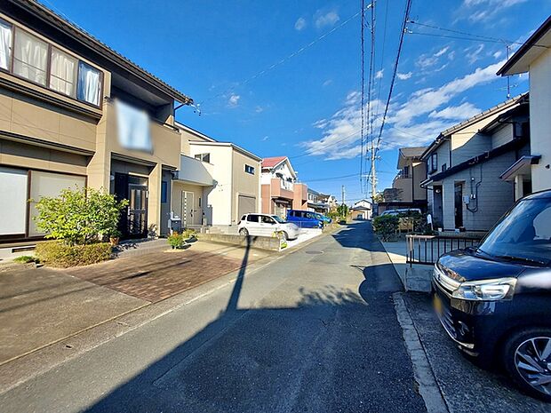 前面道路：南側約4ｍ幅。 前面道路は見通しが良く、車の移動や駐車もスムーズに行えます。毎日の通勤やお買い物などのお出かけも快適で、ゆとりを持って車を出し入れできるのが魅力。