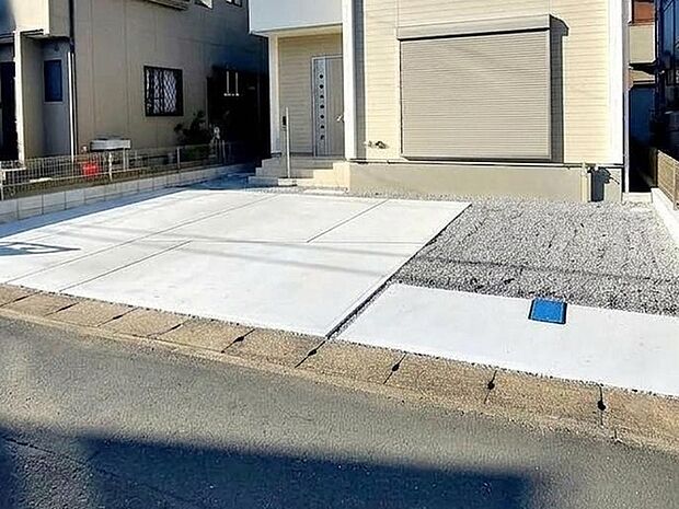 広々3台駐車可能なカースペースを確保！ご家族それぞれがお車をお持ちの場合はもちろん、お友達やご親族が遊びに来た際にも困りません。来客時にも安心してお迎えできる、ゆとりのある駐車スペースです。 