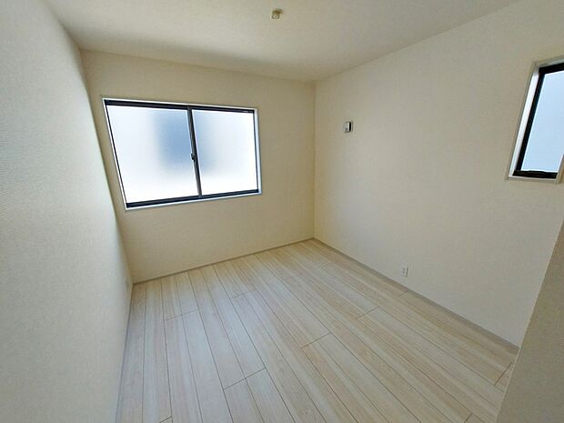 【北東側洋室5.4帖】 腰窓を採用した洋室で、家具やデスクの配置がしやすくレイアウトの自由度が高いのが特徴です。子供部屋や書斎としても使いやすく、日差しを取り込みながら快適にお過ごしいただけます!