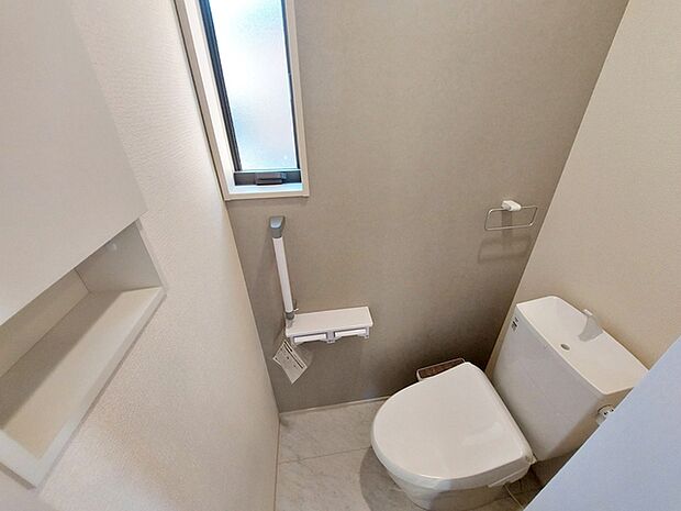 【南側トイレ】 シャワー機能付きトイレを2ヶ所に設置しており、朝の忙しい時間帯でもスムーズに利用できるため、混雑の軽減にもつながります。