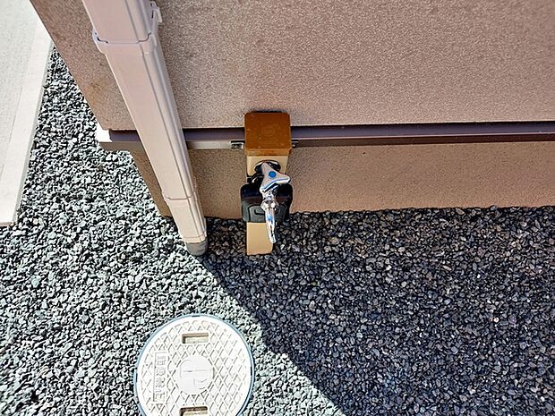 立水栓があるので、お庭の水やりや洗車、外まわりのお掃除もスムーズ。夏にはお子様の水遊びにも活用でき、屋外でのさまざまなシーンで便利に使える、うれしい設備です。