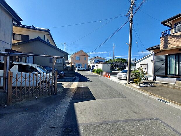 前面道路:南側約5.6m幅。 前面道路は約5.6mあり、車の出し入れや駐車もスムーズに行えます。