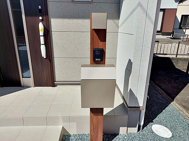 ポストやインターホンなどが一体となったシンプルな門柱が標準で設置されています。玄関まわりがすっきりとまとまり、来訪者の確認や郵便物の受け取りもスムーズに行える、使い勝手の良い設備です。