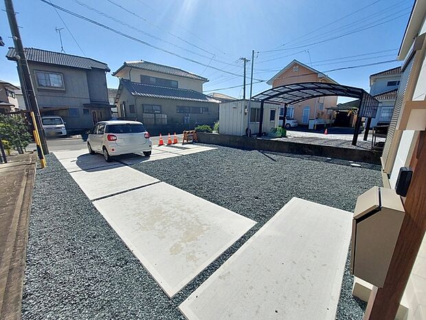 広々3台以上駐車可能なカースペースを確保!ご家族それぞれがお車をお持ちの場合はもちろん、お友達やご親族が遊びに来た際にも困りません。来客時にも安心してお迎えできる、ゆとりのある駐車スペースです。