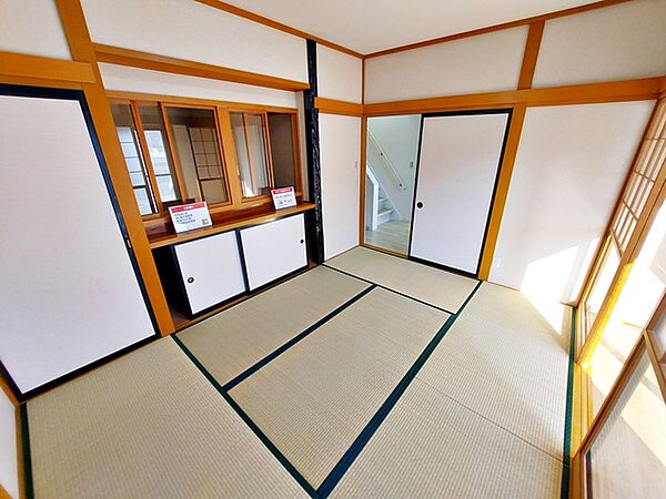 【和室約6帖】 玄関から直接アクセスできる和室で、来客時にもスムーズにご案内できます。