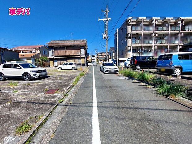 前面道路も広く車通りも少ないので、運転が苦手な方でも自分のペースで駐車ができます 