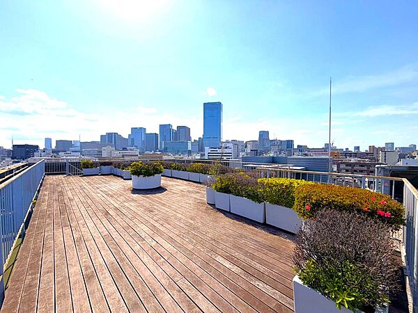 ベンチや植栽が配置された心地よい屋上空間。お子様の遊び場としても重宝します。
