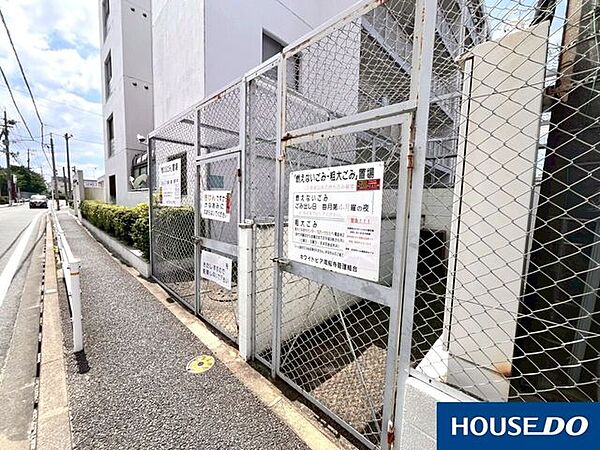 【敷地内ゴミ置き場】