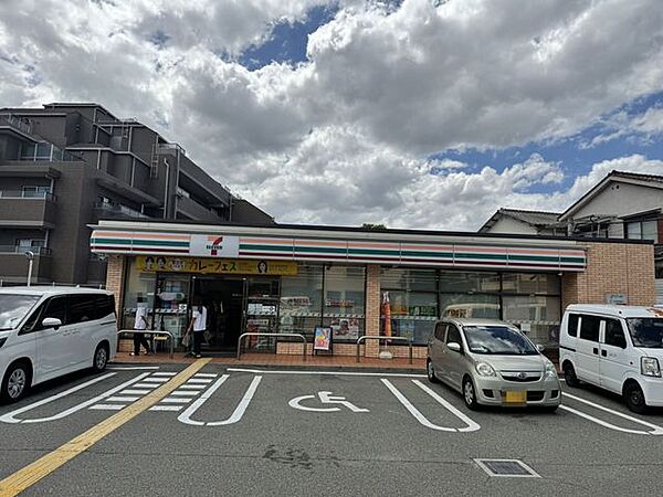 徒歩約4分、約280m先にセブンイレブンがございます。 280m