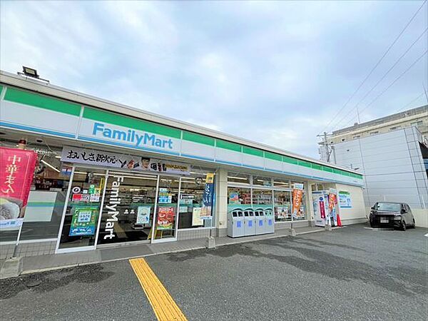 ファミリーマート豊中中桜塚店 87m