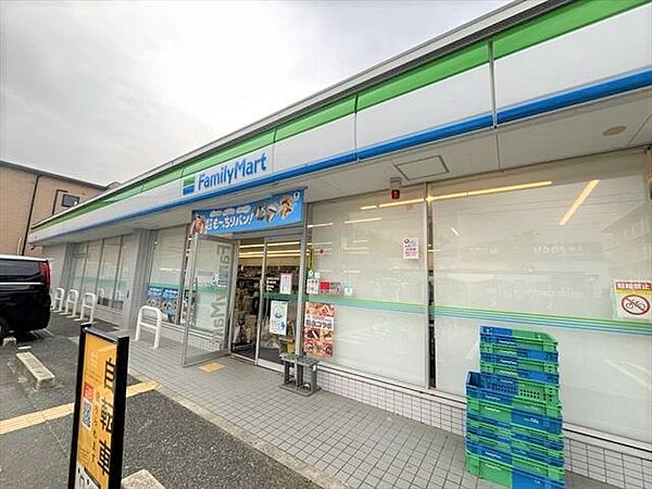 ファミリーマート豊中緑丘店 447m