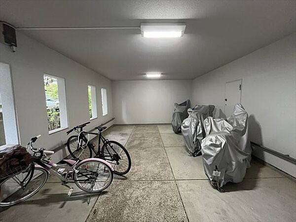 屋内駐輪場・バイク置き場ございます！