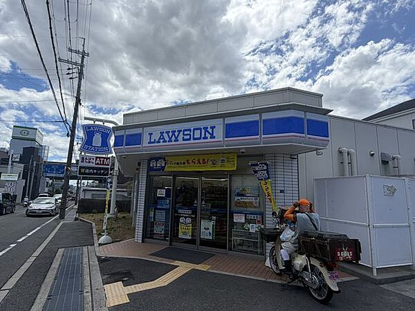 徒歩約8分 550m先にローソンがございます。 550m