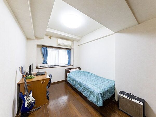 ※リフォーム前のお写真になっております。6.2帖、西側からの採光あり！