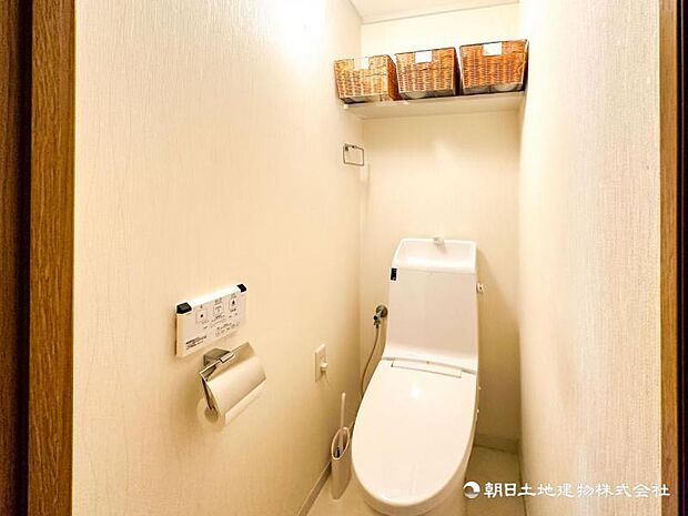 ゆとりをもったトイレの広さ、白ベースに清潔感ある空間です。