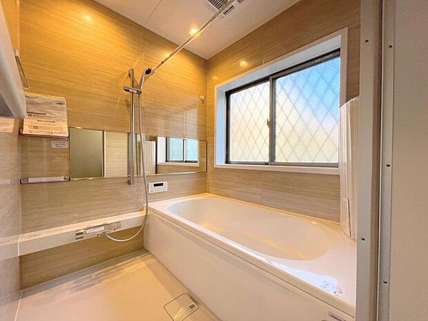 【浴室】落ち着いた色合いの壁面、ゆっくりゆったり寛げるバスルーム。