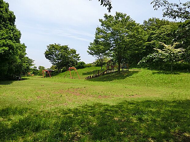 戸塚西公園　約700ｍ　広々とした遊具あり自然ありの公園