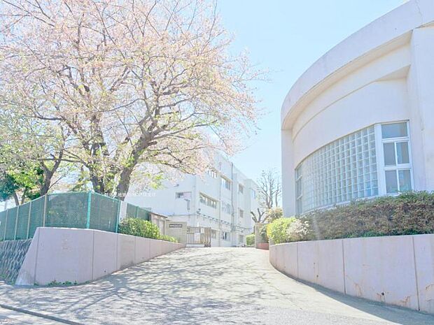 横浜市立汲沢小学校　約400ｍ　住宅街にある学校なので通学も安心です。