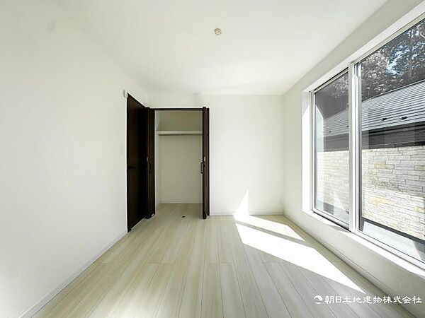 【洋室】収納がたくさんあるので、物を少なくしてお部屋をスッキリと！荷物が多くても十分に収まるスペースです！！