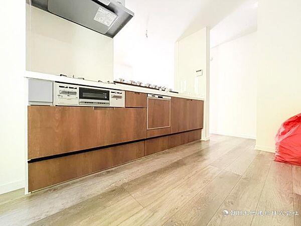 【キッチン】作業スペースを多くとった対面キッチン。夫婦そろってキッチンに立っても調理がしやすくゆとりある広さ。