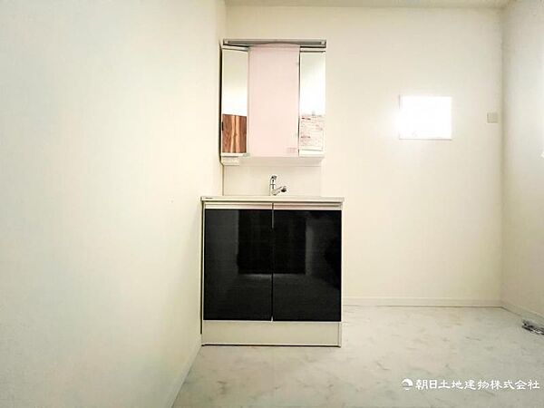 【洗面化粧台・洗面所】清潔感の溢れる上品なデザイン。使いやすさにもこだわり三面鏡を採用、明るく仕上げております。