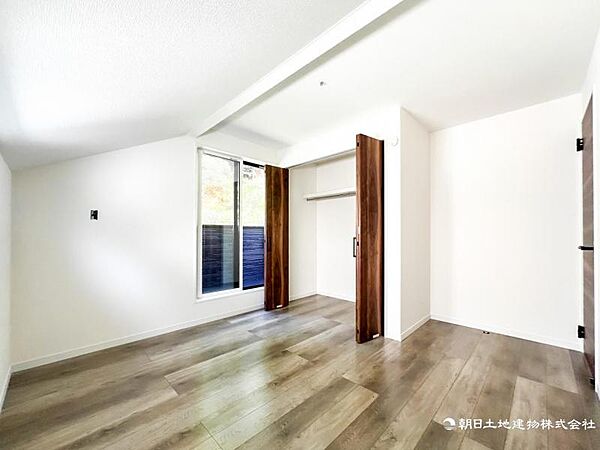【居室】ナチュラルな木目と上品な色合いが魅力的な居住スペースは、住む人の心を自然とおだやかにします。