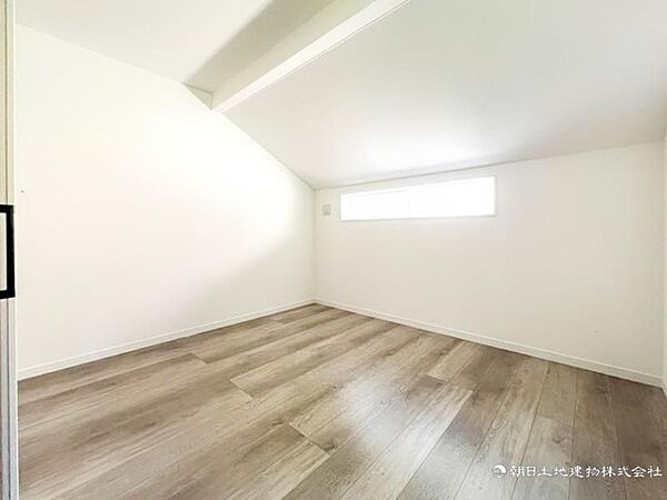 【居室】インテリアショップで見掛けた「あの家具」も置ける、ゆったりとした空間。時に広さが上質な寛ぎの時間になる事も。