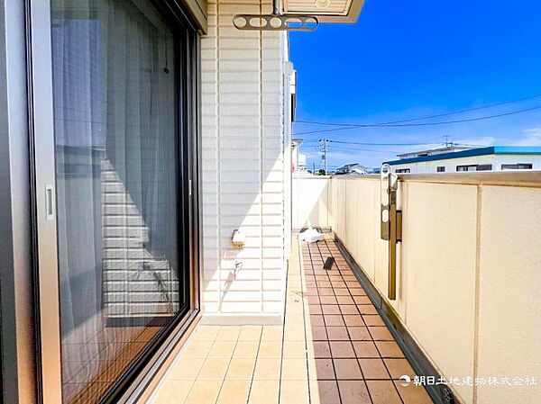 【バルコニー】バルコニーからたっぷりの光をうけたお布団やシーツから太陽のにおいが感じられます。