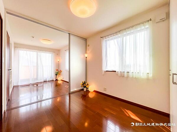 【居室】インテリアショップで見掛けた「あの家具」も置ける、ゆったりとした空間。時に広さが上質な寛ぎの時間になる事も。