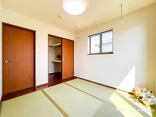【和室】柔らかい畳の空間は、お子様の遊び場や来客時のおもてなしの場所として重宝します。
