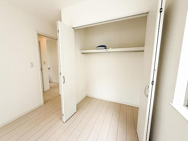【収納】お洋服も沢山収納出来る奥行ある収納スペースです。