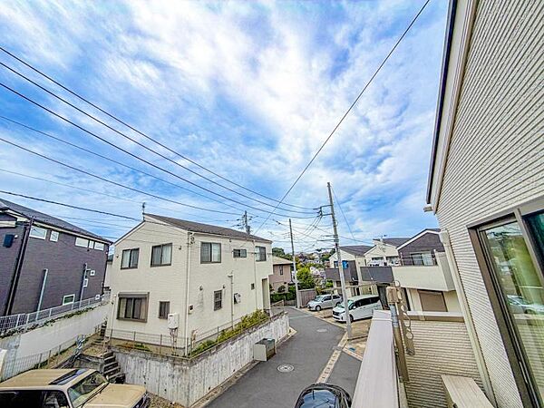 【住戸からの眺望】遠くまで見渡せる開放的な眺望を現地にてご確認ください。