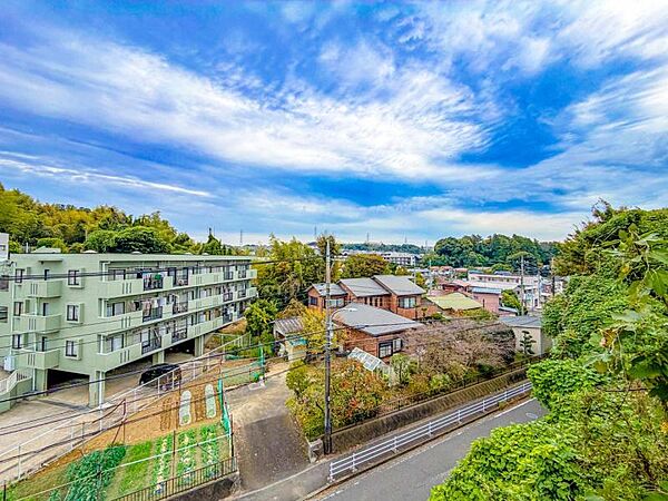 【住戸からの眺望】遠くまで見渡せる開放的な眺望を現地にてご確認ください。
