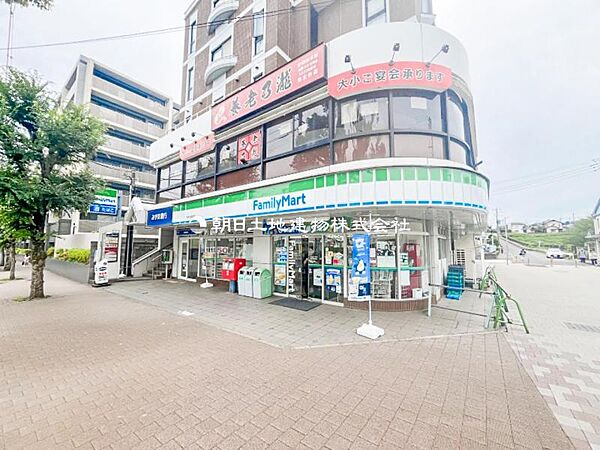 ファミリーマート 弥生台駅前サテライトS店　約500ｍ　5時30分～25時00分まで営業のコンビニです？？？