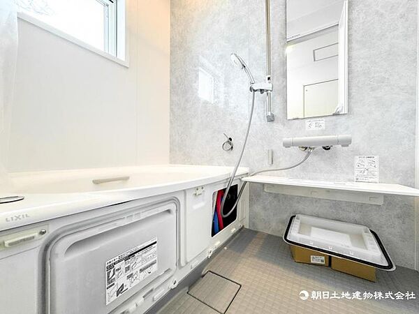 【浴室】ゆったりと寛げる広々バスで足を伸ばしてリラックス。最新のユニットバスは設備も充実です。