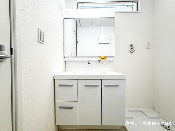 【洗面・脱衣所】3面鏡、シャワーヘッド、収納など充実の設備。動きやすい広さがあり使い勝手が良好です。