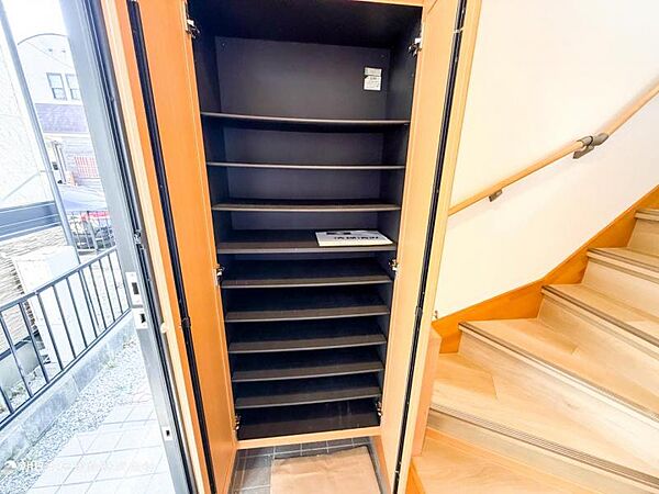 【玄関収納】省スペース設計と大容量収納で玄関がすっきり。さらに、モダンなデザインでインテリアにも最適。