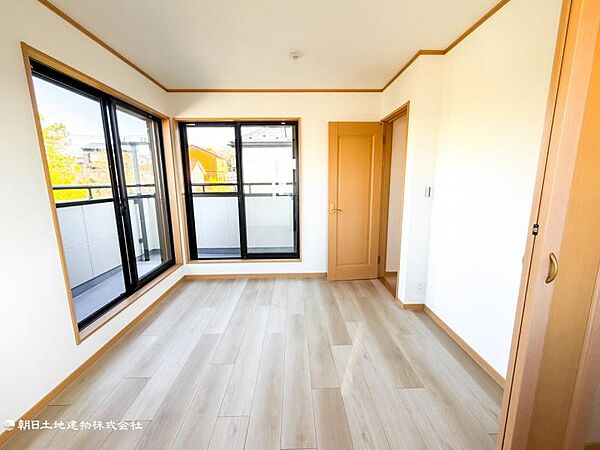 【居室】ナチュラルな木目と上品な色合いが魅力的な居住スペースは、住む人の心を自然とおだやかにします。