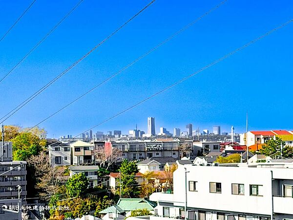 解放感のある眺望、その先にはランドマークタワーも遠望できるこの立地を現地にてご確認ください。