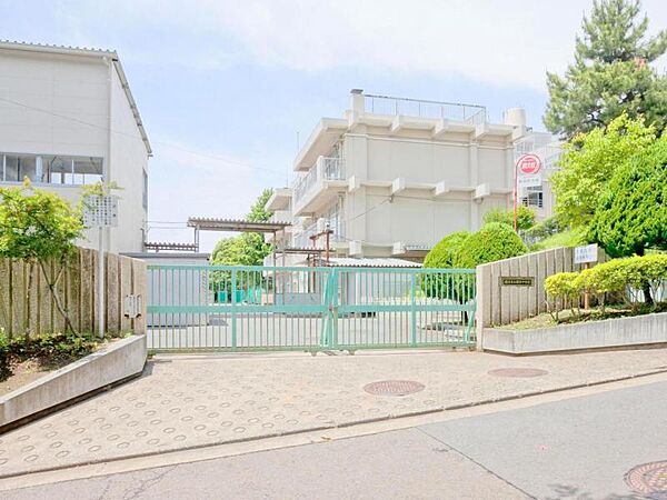 横浜市立岡津中学校　約1300ｍ　学校周辺は比較的落ち着いた環境で、通学も安心です