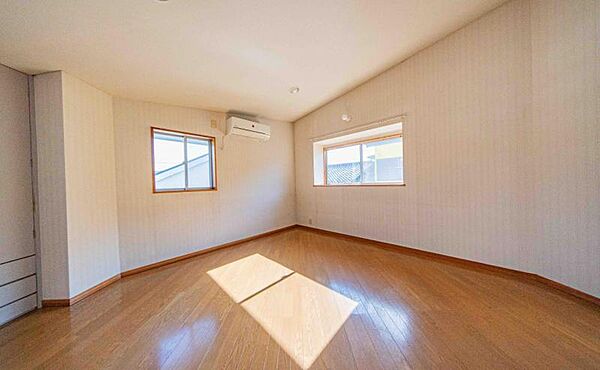 【居室】ナチュラルな木目と上品な色合いが魅力的な居住スペースは、住む人の心を自然とおだやかにします。