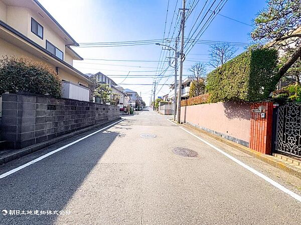 【前面道路】現地までのアプローチをしっかりとご説明させて頂きます。お車と徒歩のアプローチをご一緒しますので、なんなりとご質問下さい。