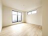 室内：【居室】ナチュラルな木目と上品な色合いが魅力的な居住スペースは、住む人の心を自然とおだやかにします。