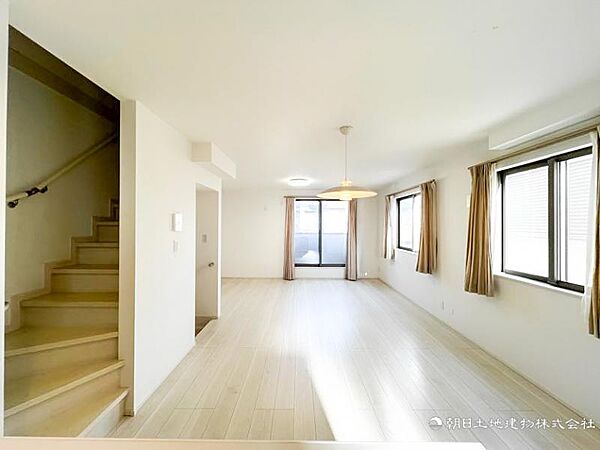 【リビング】一家だんらんのスペースとなるLDK。窓から明るい光が差し込み、思わず家族の会話も弾む快適な空間。