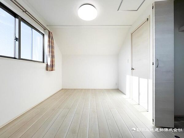 【居室】インテリアショップで見掛けた「あの家具」も置ける、ゆったりとした空間。時に広さが上質な寛ぎの時間になる事も。
