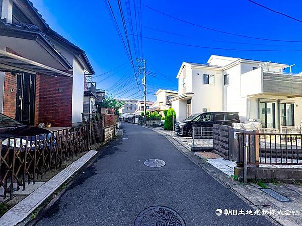 【前面道路】現地までのアプローチをしっかりとご説明させて頂きます。お車と徒歩のアプローチをご一緒しますので、なんなりとご質問下さい。