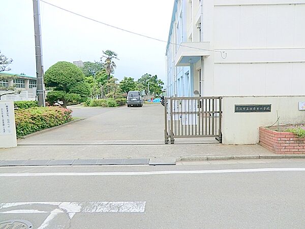 藤沢市立湘南台小学校　約550ｍ