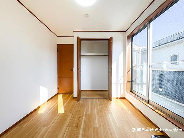 【洋室】柔らかい陽光が差し込む明るいお部屋を演出する設計！！彩光の取れる窓が気持ちの良いお部屋です！