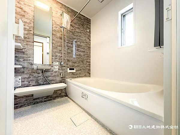 【浴室】使いやすい最新システムバスににリフォーム済みです。ご入居時から気持ちよくお使いいただけます。